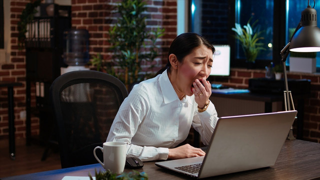 Ilustrasi lembur dan begadang. Foto: Shutterstock