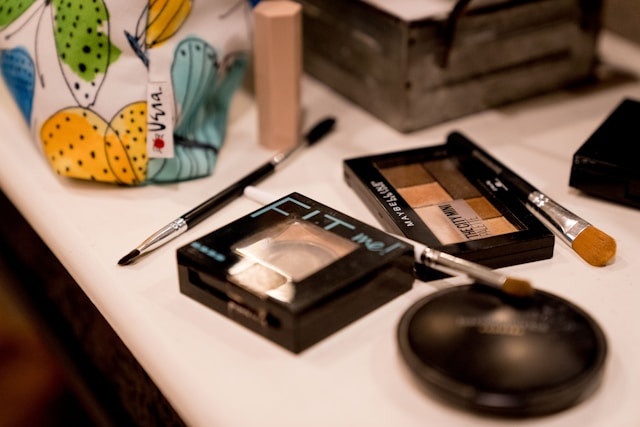 Ilustrasi rekomendasi blush on warm tone. Sumber: Unplash/Frederick Shaw