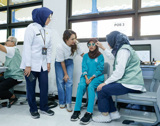 Astra bersama PERDAMI menggelar kegiatan 'Pemeriksaan Gangguan Refraksi Mata dan Pemberian Kacamata' kepada 100 siswa SMPN 133 wilayah Kampung Berseri Astra Pulau Pramuka, Kepulauan Seribu, Jakarta pada Rabu (28/5). Foto: Dok. Astra