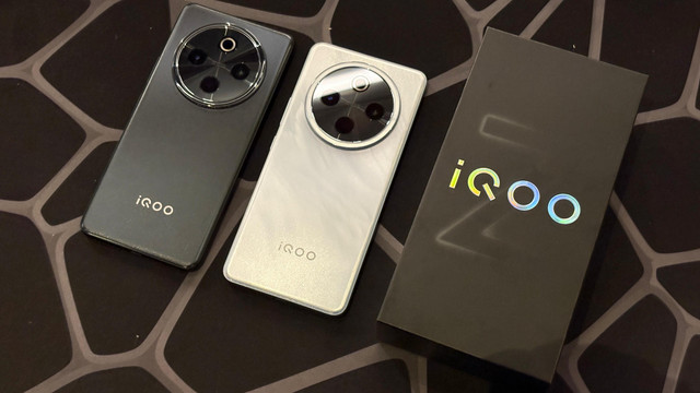 iQOO Z10, smartphone dengan baterai 7.300 mAh pertama di Indoensia. Foto: Habib Allbi Ferdian/kumparan