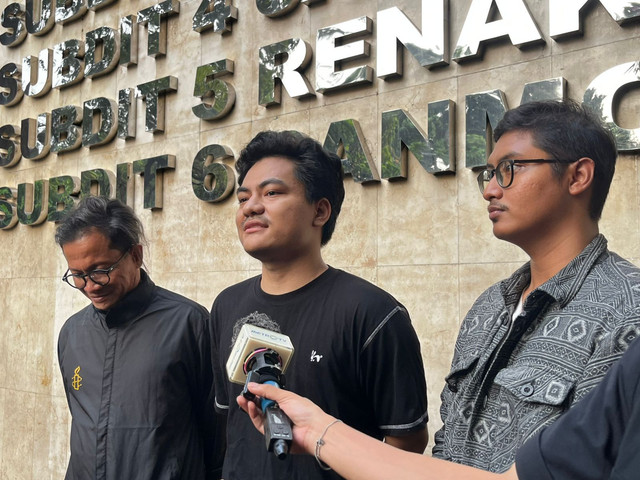 Usman Hamid Ketua Amnesty Indonesia dan Ammar Mahasiswa yang penahanannya ditangguhkan di Polda Metro Jaya, Jakarta Selatan, Jumat (30/5). Foto: Rayyan Farhansyah/kumparan