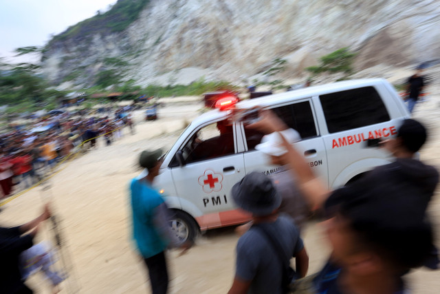 Petugas gabungan membawa jenazah korban longsor dengan ambulans yang tertimbun bebatuan di lokasi galian C, Cipanas, Dukuhpuntang, Kab. Cirebon, Jawa Barat, Jumat (30/5/2025). Foto: ANTARA FOTO/Dedhez Anggara