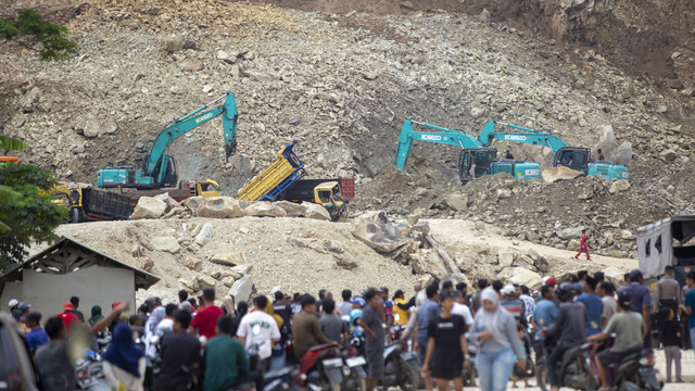 Petugas gabungan dengan alat berat mencari korban longsor yang tertimbun bebatuan di lokasi galian C, Cipanas, Dukuhpuntang, Kab. Cirebon, Jawa Barat, Jumat (30/5/2025). Foto: ANTARA FOTO/Dedhez Anggara
