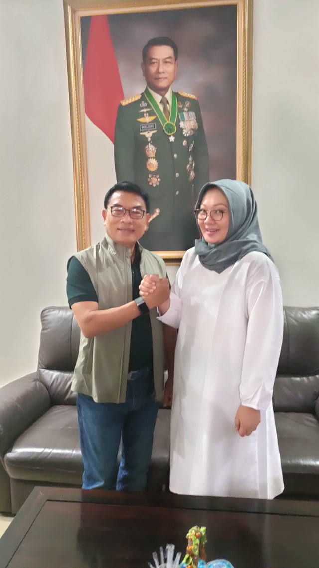 Ketua Umum Sekretariat Bersama (Sekber) Relawan Jokowi, Bayutami Sammy Amalia dalam sebuah kesempatan bersama Moeldoko. Foto: Dok. Pribadi