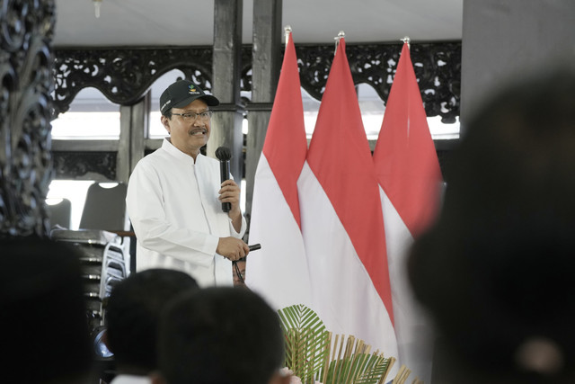 Mensos Saifullah Yusuf (Gus Ipul) saat berdialog dengan 294 pilar sosial di Pendopo Aria Wiraraja, Kabupaten Lumajang, Jawa Timur, Jumat (30/5/2025). Foto: Dok Kemensos