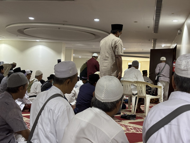 Suasana salat jumat di masjid hotel tempat jemaah haji Indonesia menginap. Foto: Moh Fajri/kumparan