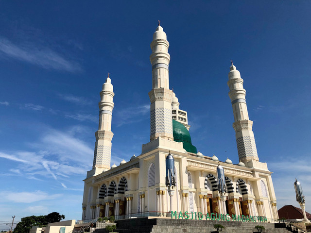 Masjid Agung Madaniyah Karanganyar. Foto: Persadaa/Shutterstock