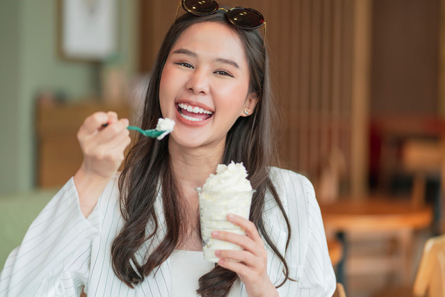 Ilustrasi ibu hamil makan es krim. Foto: WHYFRAME/Shutterstock