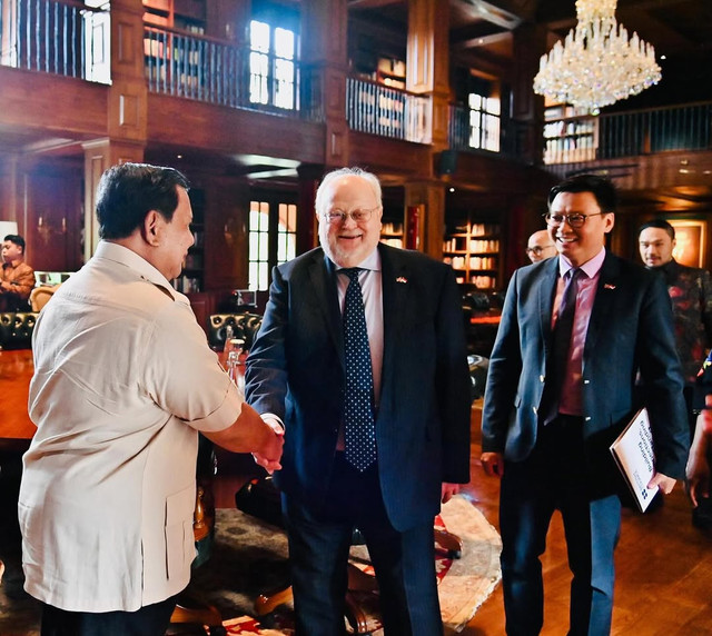Presiden Prabowo Subianto menerima kunjungan Utusan Khusus Perdana Menteri Inggris Urusan Pendidikan, Bapak Prof. Sir Steve Smith, Duta Besar Inggris untuk Indonesia, Bapak Dominic Jermey, dan perwakilan dari Russel Group, Jumat (30/5). Foto: Instagram/ @sekretariat.kabinet