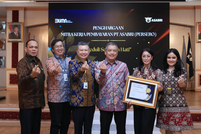 KB Bank berhasil meraih penghargaan Excellence in Administration and Reporting dalam ajang Rapat Koordinasi dan Penghargaan Mitra Bayardari oleh PT ASABRI. Foto: Dok. KB Bank