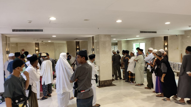 Antrean para jemaah haji asal Indonesia termasuk Sulawesi Utara saat mengambil makanan di hotel tempat penginapan mereka. 