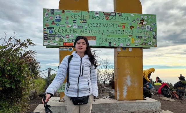 Tissa Biani mendaki Gunung Merbabu. Foto: Instagram @tissabiani