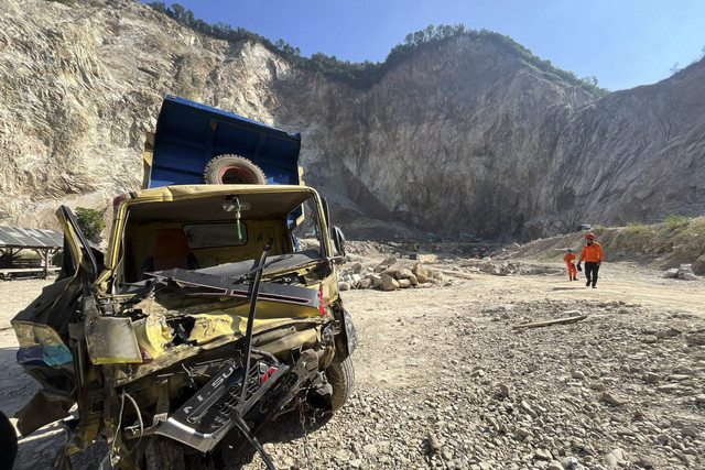 Suasana pencarian korban longsor di area galian C penambangan batu, Gunung Kuda, Dukupuntang, Kabupaten Cirebon. Foto: kumparan