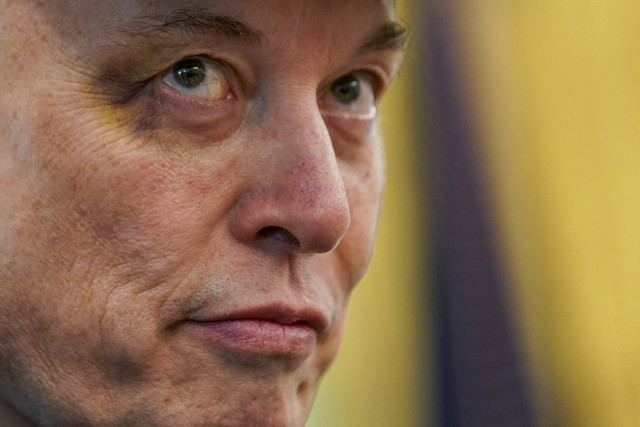 Pengusaha Elon Musk berbincang dengan Donald Trump saat pemberian plakat kunci gedung putih di Ruang Oval Gedung Putih, Washington DC, Amerika Serikat, Jumat (30/5/2025). Foto: Nathan Howard/Reuters