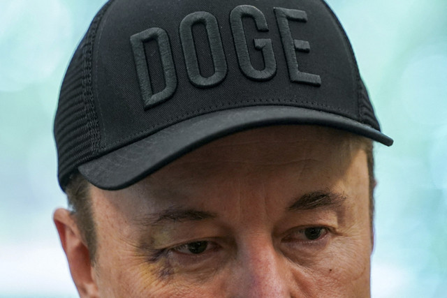 Pengusaha Elon Musk berbincang dengan Donald Trump saat pemberian plakat kunci gedung putih di Ruang Oval Gedung Putih, Washington DC, Amerika Serikat, Jumat (30/5/2025). Foto: Nathan Howard/Reuters