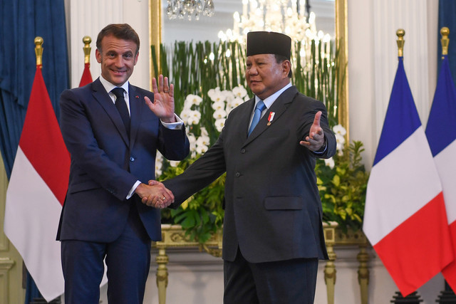Presiden Prabowo Subianto (kanan) menjabat tangan Presiden Prancis Emmanuel Macron (kiri) saat kunjungan kenegaraan di Istana Merdeka. Sumber: Kumparan.com