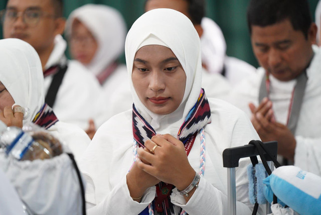 Jemaah haji termuda Kalbar, Nura Husna Sahila sebelum berangkat dari Batam menuju ke Madinah. Foto: Dok. Firman Prokopim Pemkot Pontianak. 
