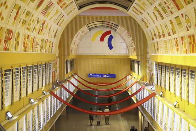Suasana pemadanan langit-langit berhiaskan mozaik Betawi di terowongan bawah tanah Blok M, Jakarta, Sabtu (31/5/2025). Foto: Iqbal Firdaus/kumparan