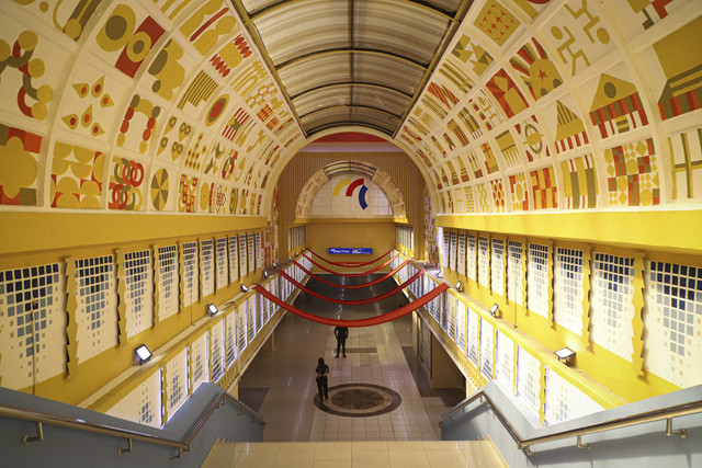 Suasana pemadanan langit-langit berhiaskan mozaik Betawi di terowongan bawah tanah Blok M, Jakarta, Sabtu (31/5/2025). Foto: Iqbal Firdaus/kumparan