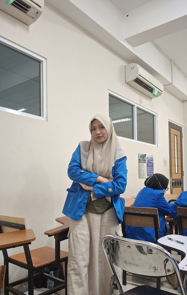 Dalam foto ini, saya sedang berada di ruang kelas Universitas Pamulang, tempat saya melanjutkan pendidikan sebagai bentuk komitmen untuk masa depan. Saya percaya, memilih kuliah adalah langkah penting demi membangun diri dan memberi kontribusi bagi bangsa, dibanding menyerah dan putus sekolah yang hanya menambah luka sosial di negeri ini.