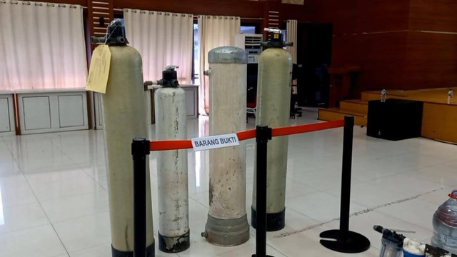 Barang bukti: 4 tabung filter besar, pompa air, dan galon kosong bermerek bekas. Foto: dok. Istimewa