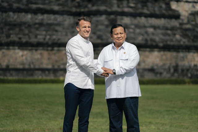 Presiden Prabowo Subianto dan Presiden Prancis Emmanuel Macron di Candi Borobudur. Foto: Dok. InJourney