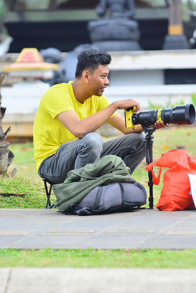 Rijal Hidayatulloh, fotografer lari di balik akun @alturalica.photo tengah memotret salah satu event lari di Jakarta. Foto: Dokumentasi pribadi 