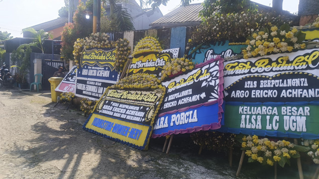 Karangan bunga berisi ucapan belasungkawa membanjiri halaman hingga area luar rumah Argo Ericko Achfandi yang ada di kawasan Kalibaru, Cilodong, Depok, Sabtu (31/5/2025). Foto: Thomas Bosco/kumparan
