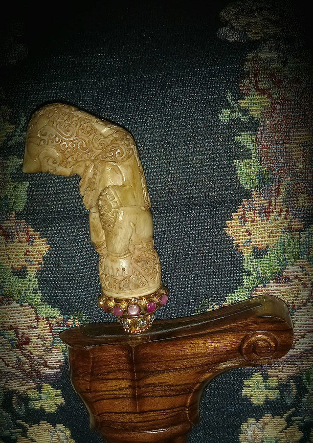 ilustrasi: ukiran hulu keris buto bajang atau raden sukrasena pada sebuah keris (sumber: dokumentsi pribadi)