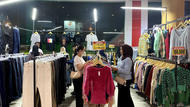 Masyarakat mendatangi area thrifting yang berada di Pontianak Convention Centre (PCC). Foto: Alycia Tracy Nabila/Hi!Pontianak