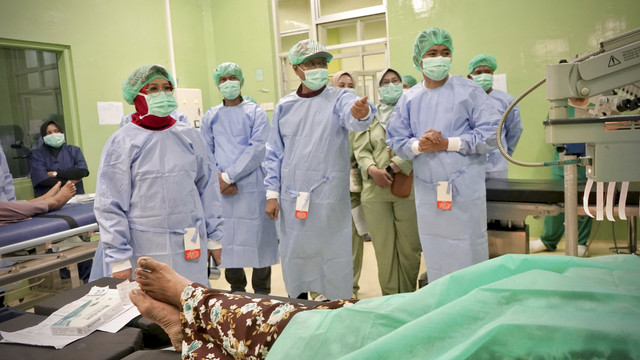 Mensos Saifullah Yusuf meninjau pelaksanaan operasi katarak gratis  di RSD Dr. Soebandi, Kabupaten Jember, Jawa Timur, Sabtu (31/5/2025).  Foto: Dok. Kemensos