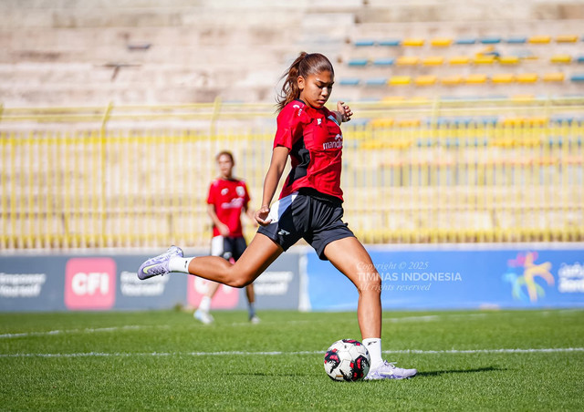 Claudia Scheunemann bersama Timnas Wanita Indonesia tengah menjalani sesi latihan jelang menghadapi Bangladesh di King Abdullah Stadium II, Amman, Yordania, Sabtu (31/5). Foto: PSSI