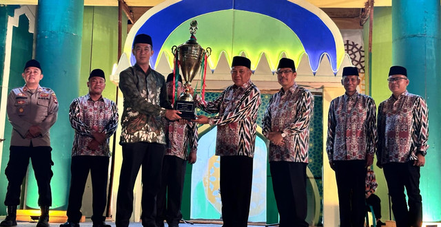 Penyerahan piala dalam penutupan MTQ ke-36 Kabupaten Mempawah. Foto: M. Zain/Hi!Pontianak
