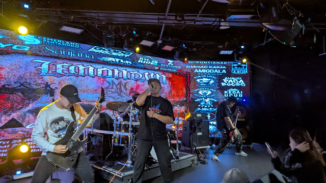 Lemondjin, unit hardcore asal Kota Pontianak sukses getarkan panggung 'Friday Distort Night II' di Phil Studio, Singapura pada Jumat, 30 Mei 2025. Foto: Dok. Istimewa