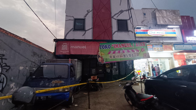 Penampakan toko grosir sembako milik korban dugaan pembunuhan 'Koh' Alex yang terletak di pertigaan Bojong, Pondok Gede, Kota Bekasi, Sabtu (31/5).  Foto: Thomas Bosco/kumparan