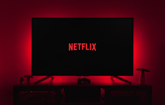 Ilustrasi Cara Nonton Tudum Netflix 2025  Sumber Unsplash/Thibault Penin