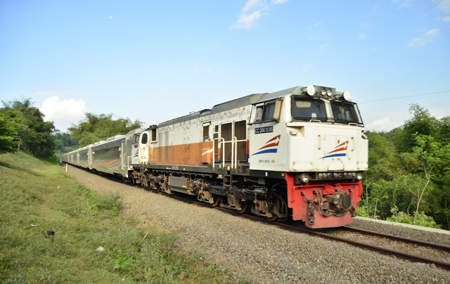 Ilustrasi Diskon Tiket Kereta Api Libur Sekolah 2025   Sumber Unsplash/Haidan