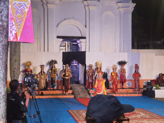 Remaja pilihan binaan Dispar Palembang tampil di Pesona Tepak Sumsel/Anyelir. 