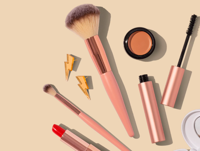 Ilustrasi rekomendasi brush blush on. Sumber: Unsplash/Shamblen Studios
