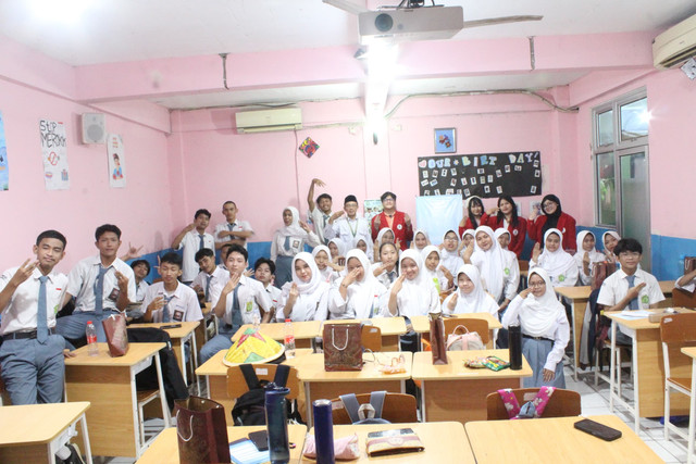 Mahasiswa Universitas Mercu Buana Melakukan Kegiatan Kuliah Peduli Negeri di SMA Sumpah Pemuda Jakarta Barat