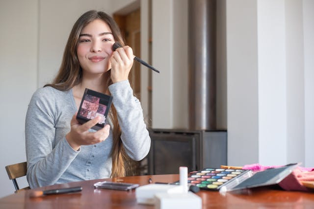 Ilustrasi rekomendasi blush on untuk kulit sawo matang. Sumber: Kampus Production/pexels