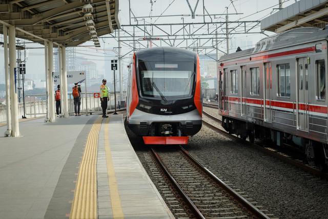 Rangkaian kereta rel listrik (KRL) CRRC tiba di Stasiun Manggarai, Jakarta, Minggu (1/6/2025). Foto: Jamal Ramadhan/kumparan
