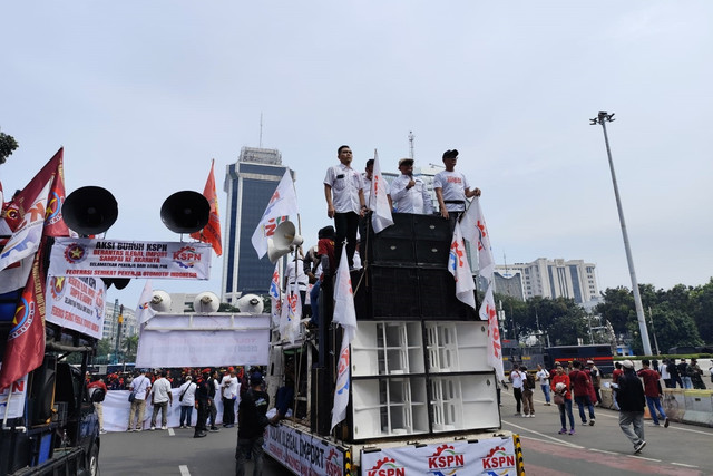 Aksi buruh dari Konfederasi Serikat Pekerja Nusantara (KSPN) di Kawasan Patung Kuda, Jakarta, Minggu (1/6/2025). Foto: Luthfi Humam/kumparan