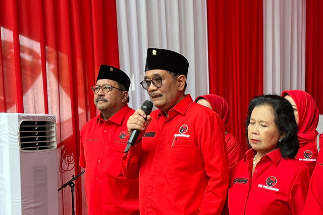 Ketua DPP Djarot Syaiful Hidayat dan Ketua DPP PDIP Rano Karno usai upacara peringatan Hari Lahir Pancasila di Jakarta, Minggu (1/6/2025). Foto: Haya Syahira/kumparan
