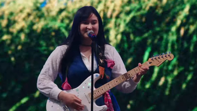 Stephanie Poetri saat tampil di Head in the Clouds Los Angeles. Foto: Youtube/88rising