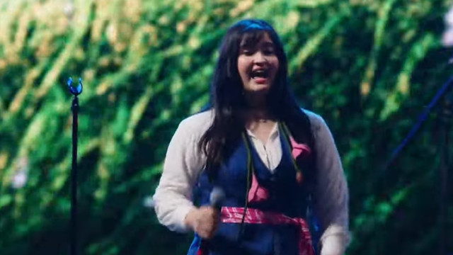 Stephanie Poetri saat tampil di Head in the Clouds Los Angeles. Foto: Youtube/88rising