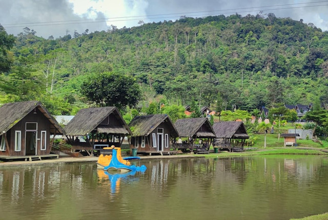 Telaga Pelangi Payang. Foto hanyalah ilustrasi bukan tempat sebenarnya. Sumber: Unsplash/Jopi Doloksaribu