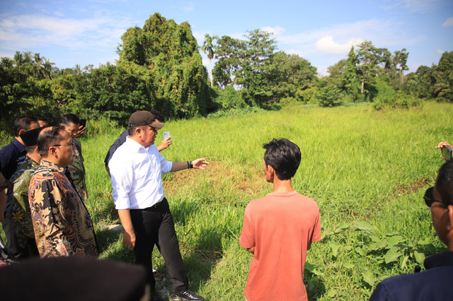 Gubernur Sumsel Herman Deru saat melakukan peninjauan lokasi rencana pembangunan kolam retensi di bekas aliran Sungai Ogan Mati. Foto : Humas Pemprov Sumsel