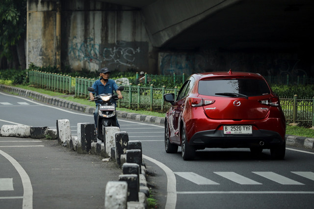 Pengendara motor melawan arah di jalan yang berada di bawah fly over Kalibata, Jakarta Selatan, Minggu (1/6/2025). Foto: Jamal Ramadhan/kumparan