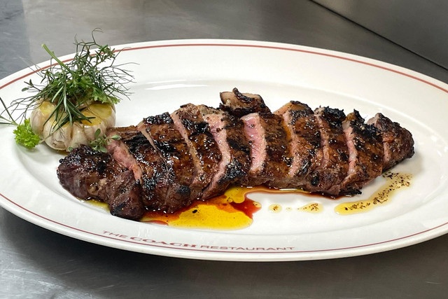 Sajian New York Strip ala Chef Gabriel Jamias di The Coach Restaurant. Foto: Salsha Okta Fairuz/kumparan